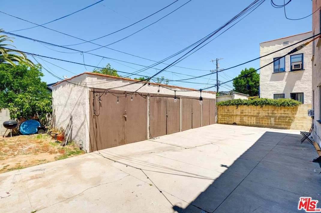 1525 Orange Grv Ave, Los Angeles CA  90019-4950 exterior