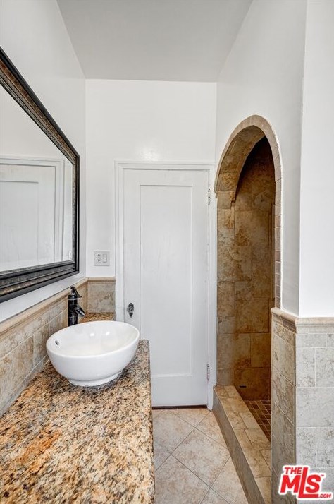 1525 Orange Grv Ave, Los Angeles CA  90019-4950 exterior