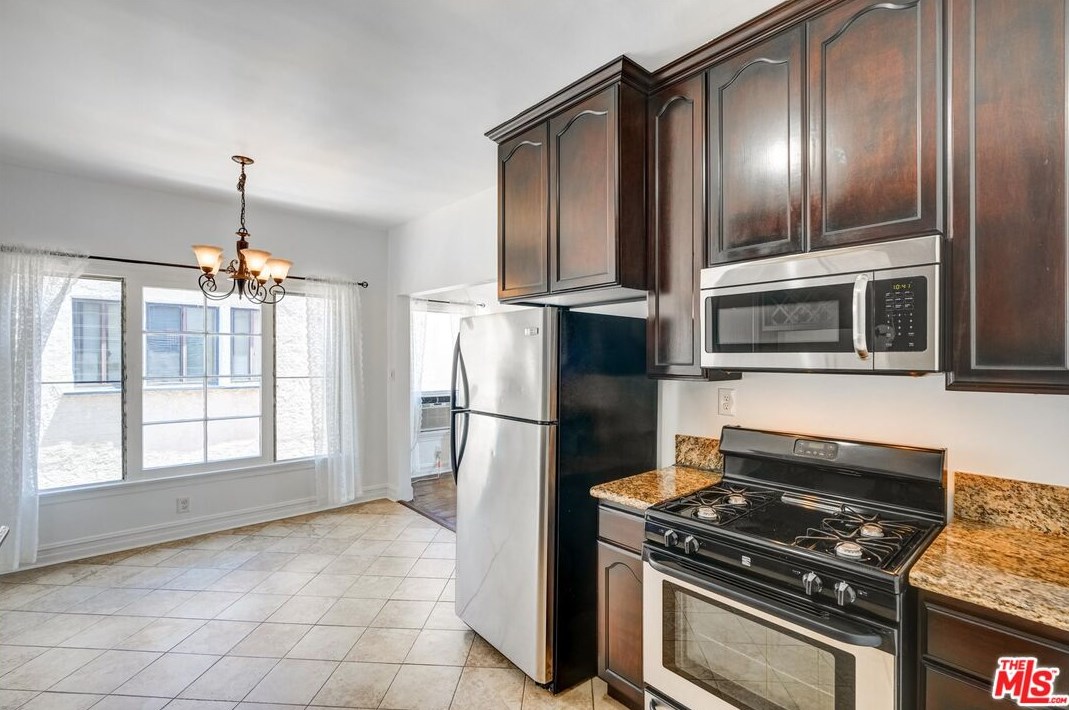 1525 Orange Grv Ave, Los Angeles CA  90019-4950 exterior