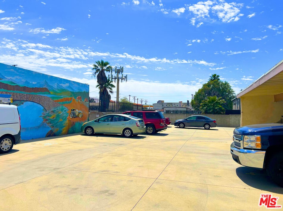 6444 Mammoth Ave, Van Nuys, CA 91401-1525