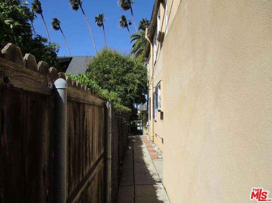 4610 Cimarron, Los Angeles CA 90047-1321 exterior