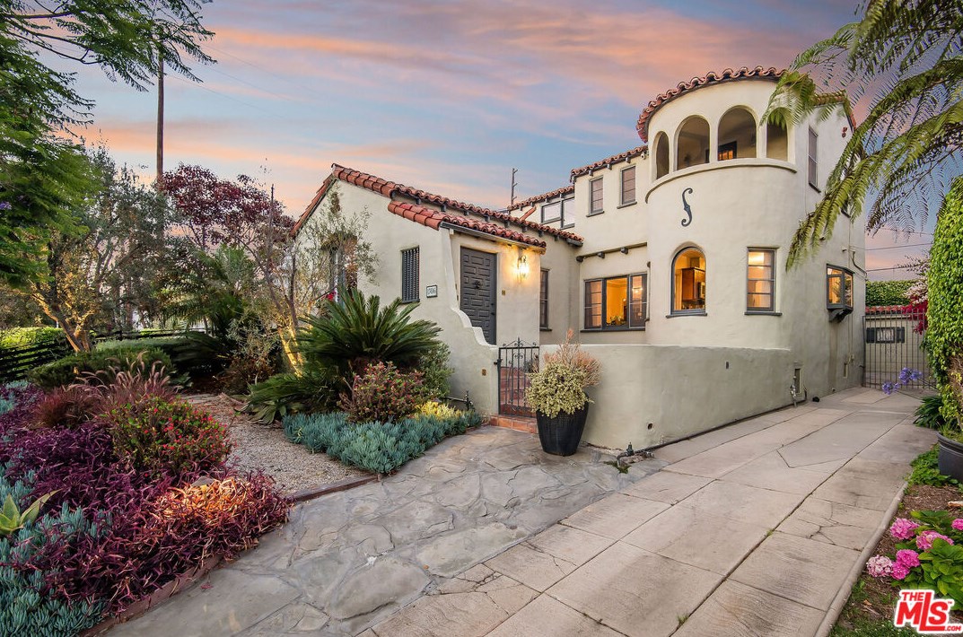 1306 Carmona Ave, Los Angeles, CA 90019-2532