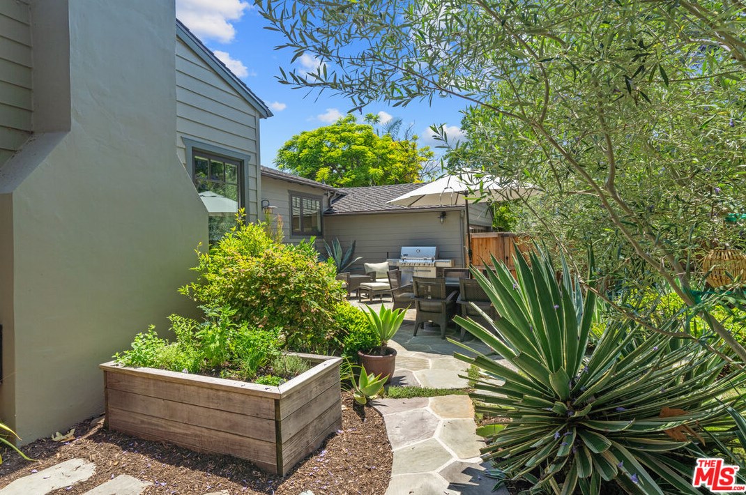 2107 Fox Hills Dr, Los Angeles CA  90025-6004 exterior