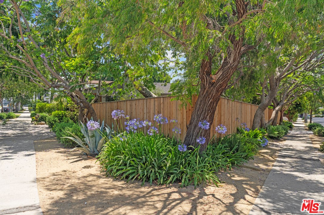 2107 Fox Hills Dr, Los Angeles, CA 90025-6004