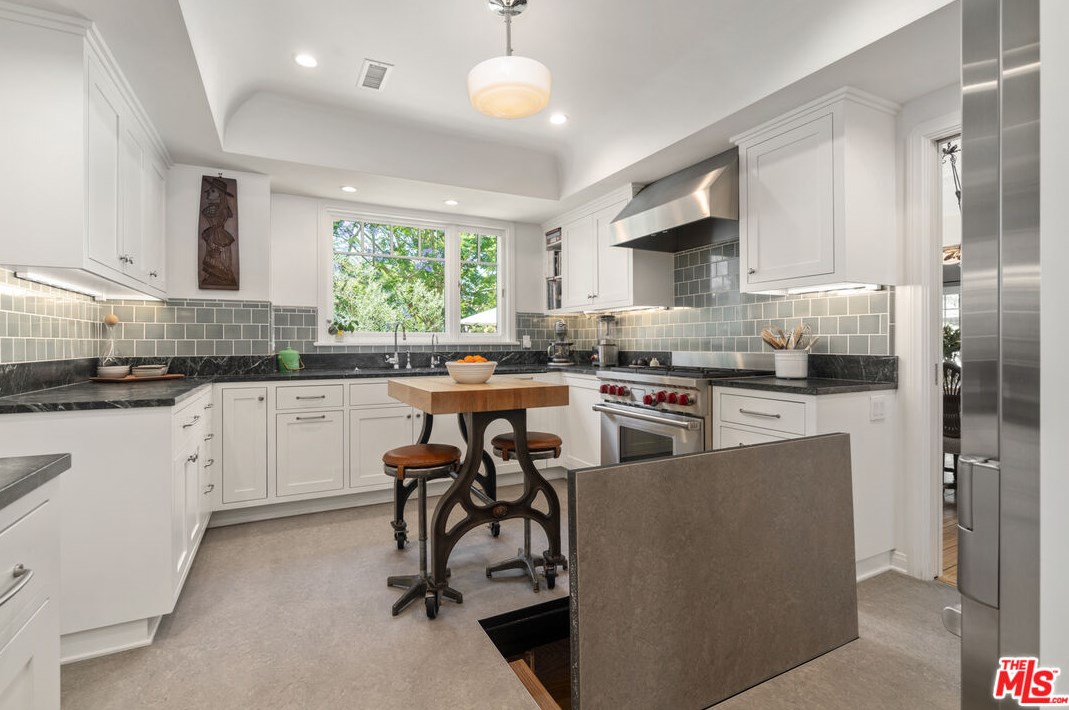 2107 Fox Hills Dr, Los Angeles CA  90025-6004 exterior