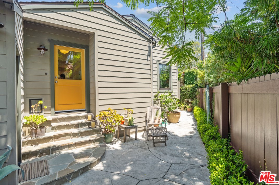 2107 Fox Hills Dr, Los Angeles CA  90025-6004 exterior