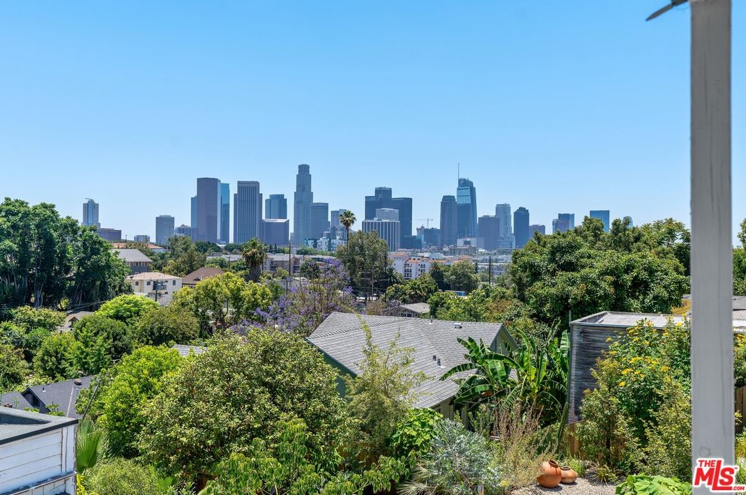 1093 Kensington Rd, Los Angeles, CA 90026-4353