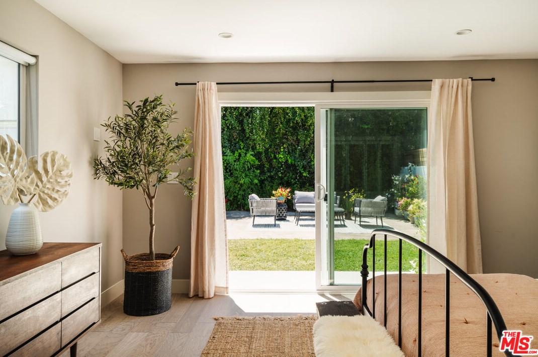 5469 8th Ave, Los Angeles CA  90043-2517 exterior