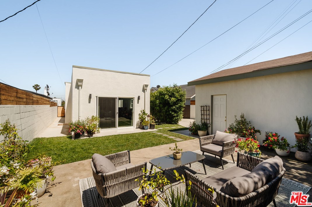 5469 8th Ave, Los Angeles CA  90043-2517 exterior