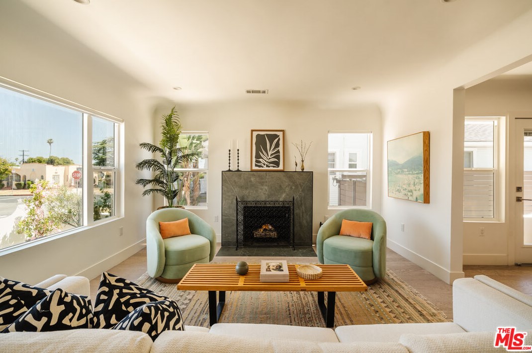 5469 8th Ave, Los Angeles CA  90043-2517 exterior