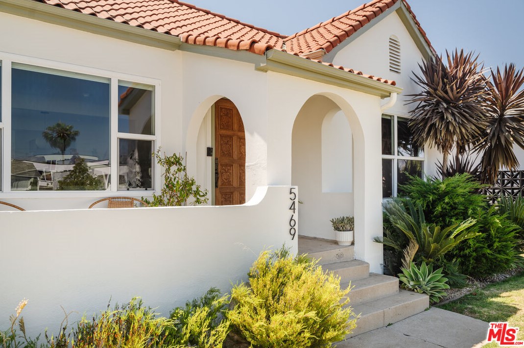 5469 8th Ave, Los Angeles CA  90043-2517 exterior