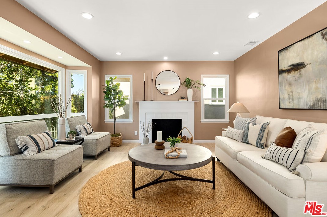 5534 Mezzanine Way, Long Beach, CA 90808-3621