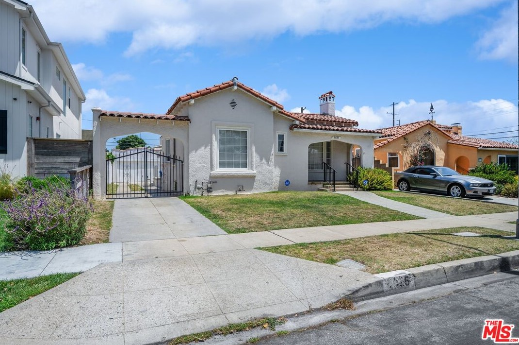 9025 Hargis St, Los Angeles, CA 90034-1926