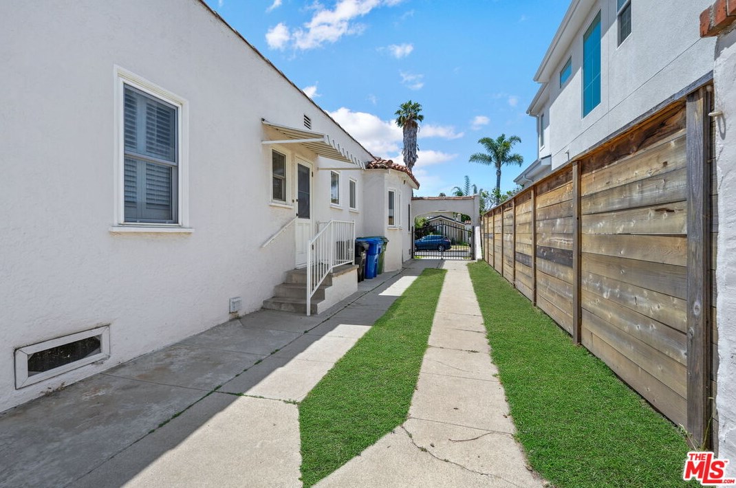 9025 Hargis St, Los Angeles CA  90034-1926 exterior