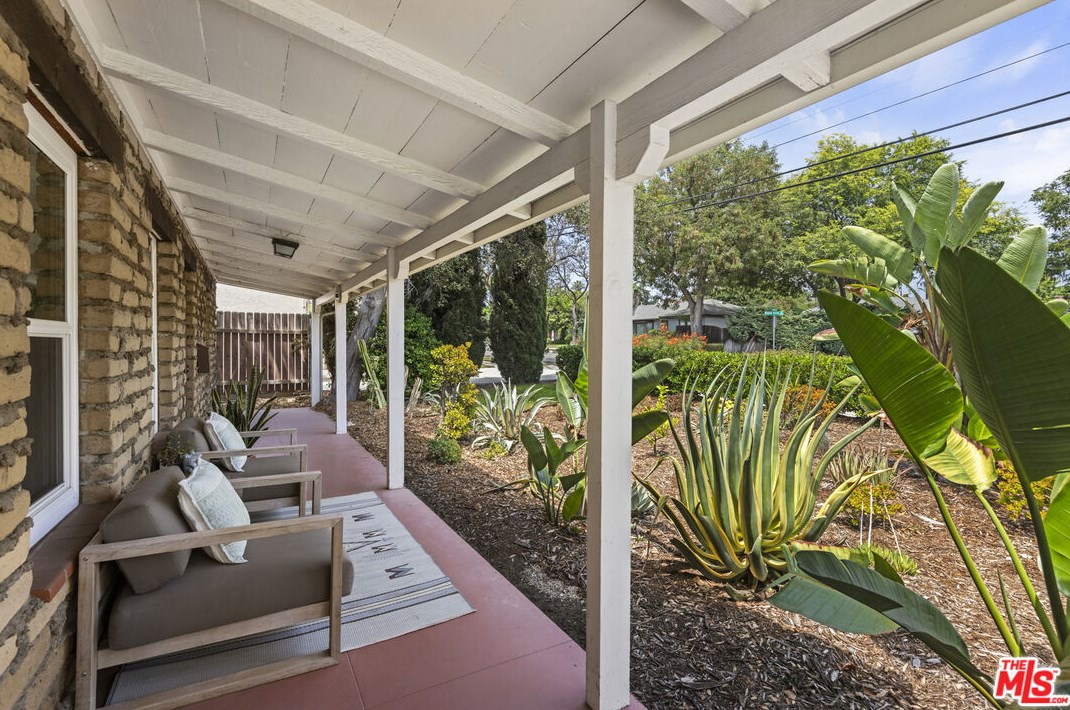 2806 Paloma St, Pasadena CA  91107-2743 exterior