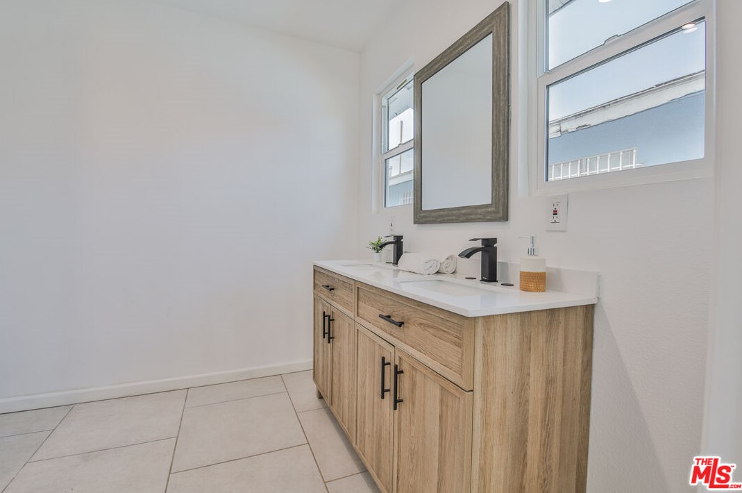816 62nd St, Los Angeles CA  90001-1506 exterior