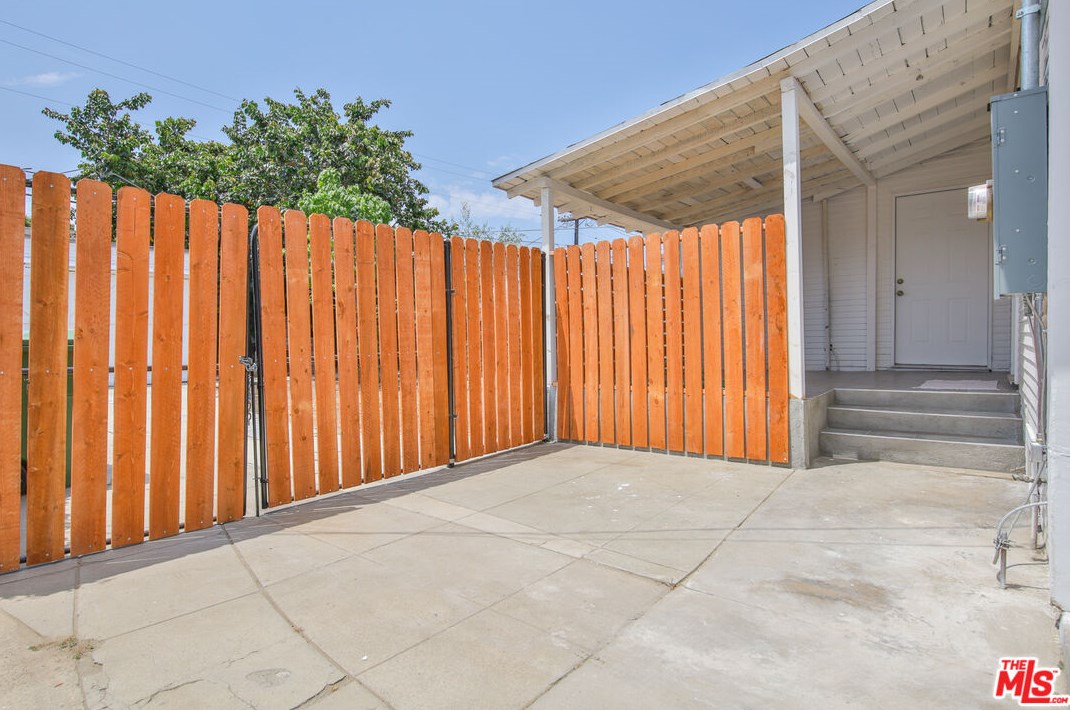 816 62nd St, Los Angeles CA  90001-1506 exterior
