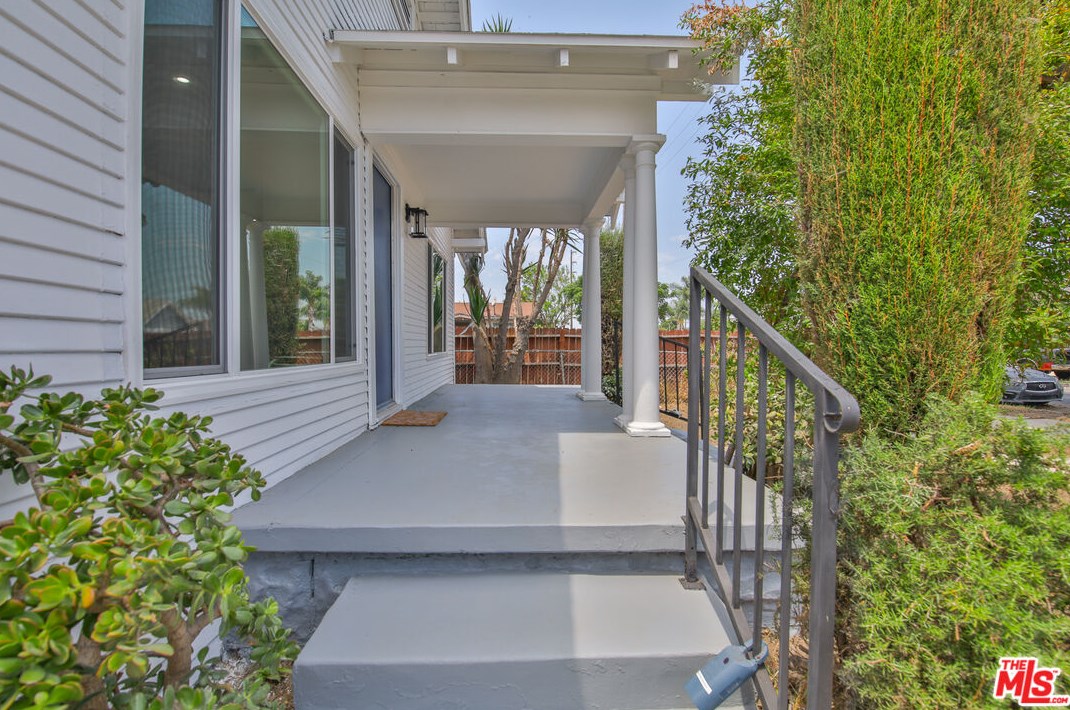 816 62nd St, Los Angeles CA  90001-1506 exterior