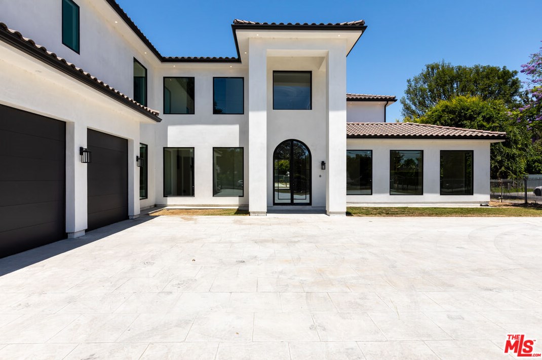 13807 Magnolia Blvd, Van Nuys, CA 91423