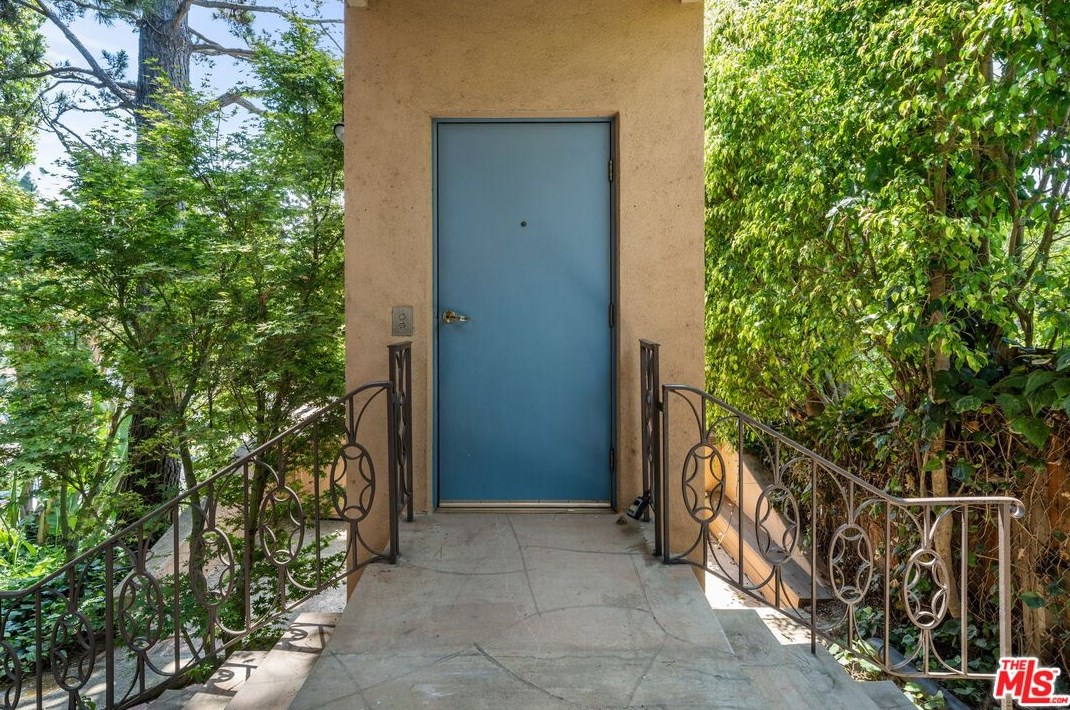 1008 Manning Ave, Los Angeles CA  90024-3221 exterior