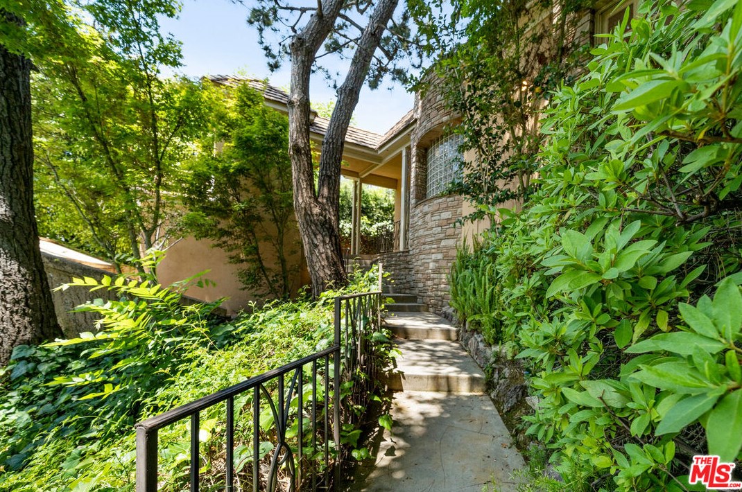 1008 Manning Ave, Los Angeles CA  90024-3221 exterior