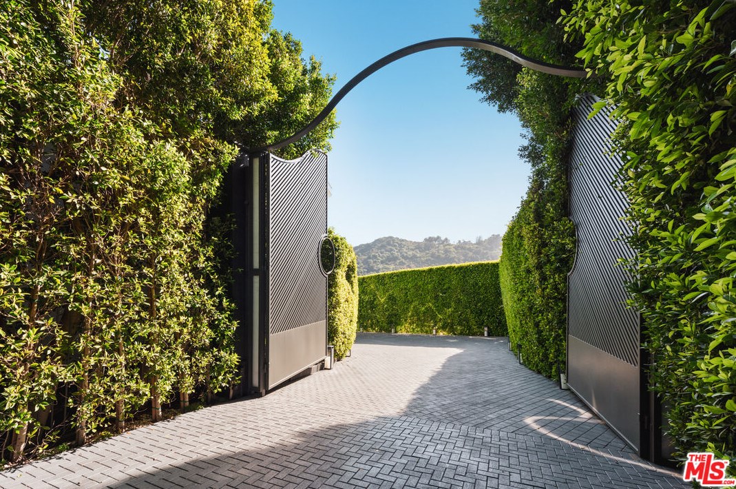 2571 Wallingford Dr, Beverly Hills, CA 90210-1074
