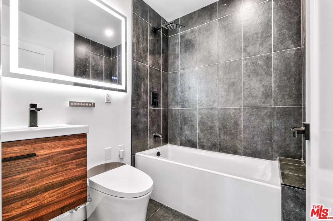 5234 Noble Ave, Van Nuys CA  91411-3906 exterior