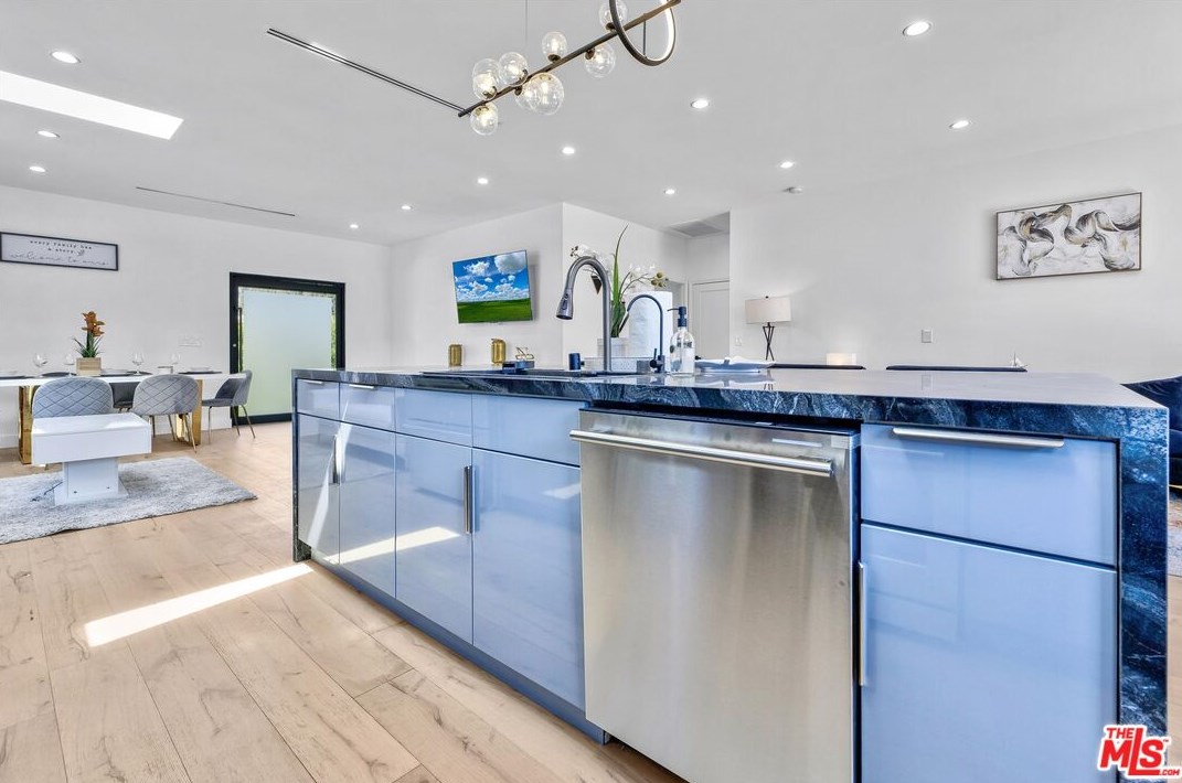 5234 Noble Ave, Van Nuys CA  91411-3906 exterior