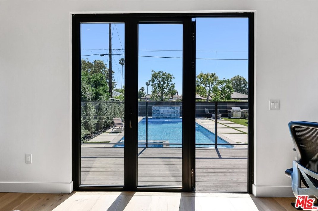 5234 Noble Ave, Van Nuys CA  91411-3906 exterior