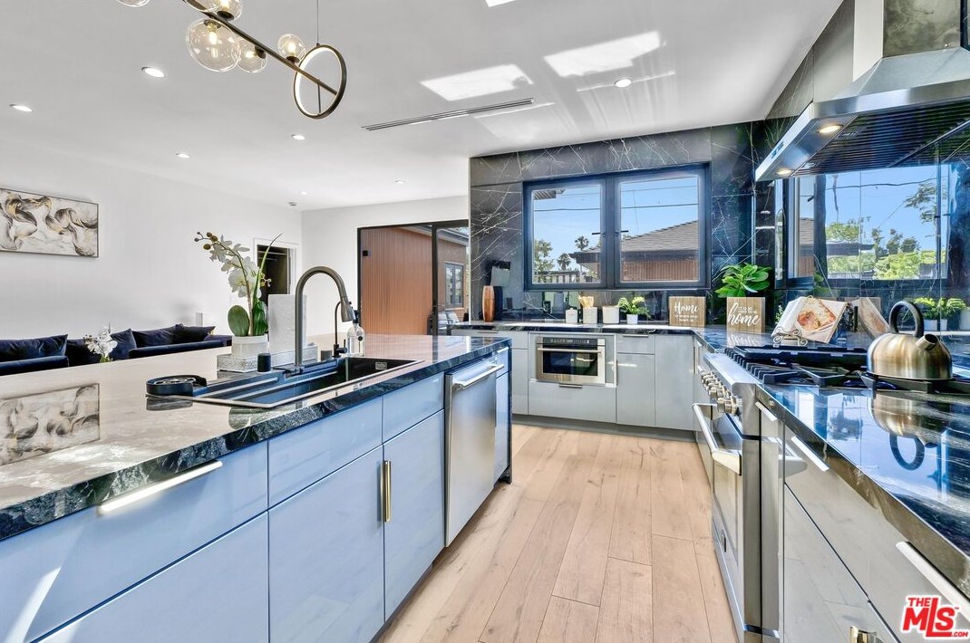 5234 Noble Ave, Van Nuys CA  91411-3906 exterior