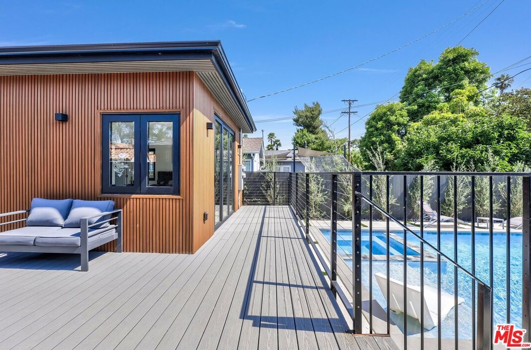 5234 Noble Ave, Van Nuys CA  91411-3906 exterior