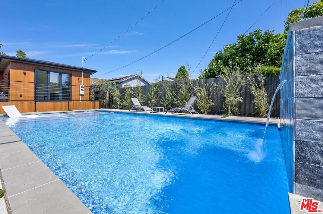 5234 Noble Ave, Van Nuys CA  91411-3906 exterior