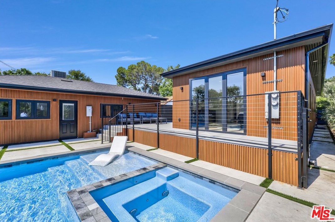 5234 Noble Ave, Van Nuys CA  91411-3906 exterior
