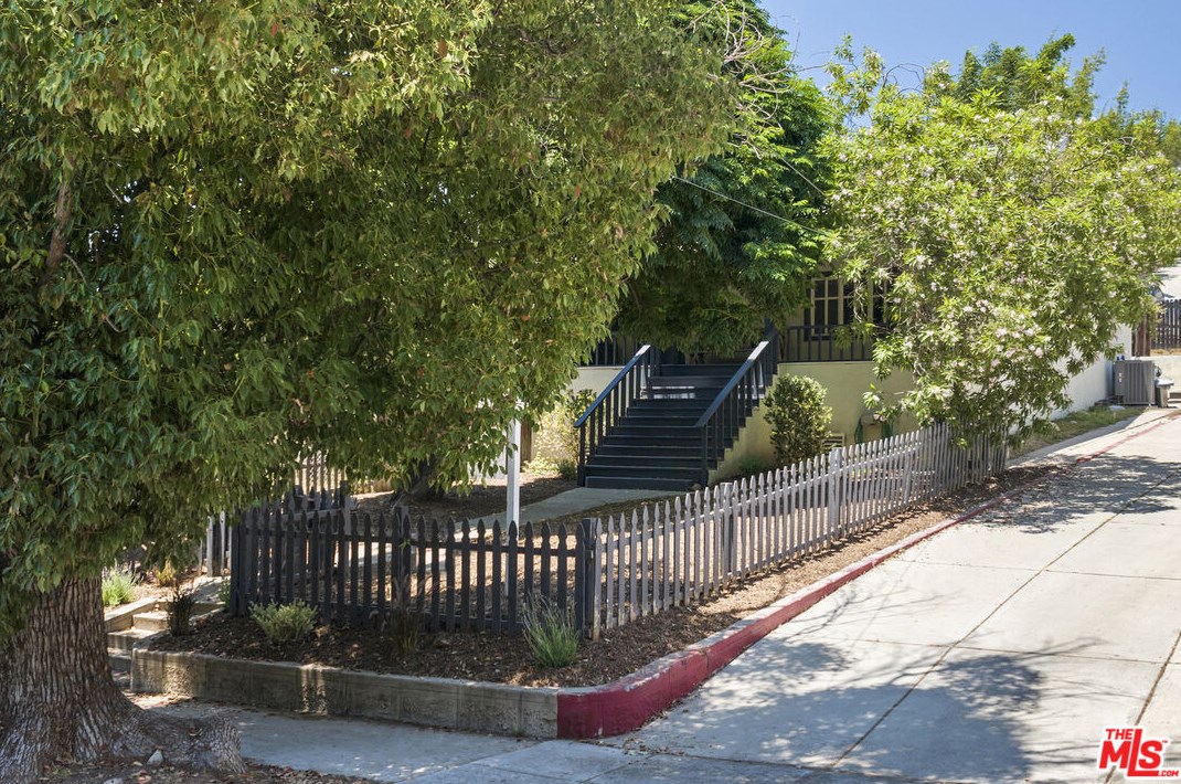 1665 Morton Ave, Los Angeles CA  90026-2611 exterior