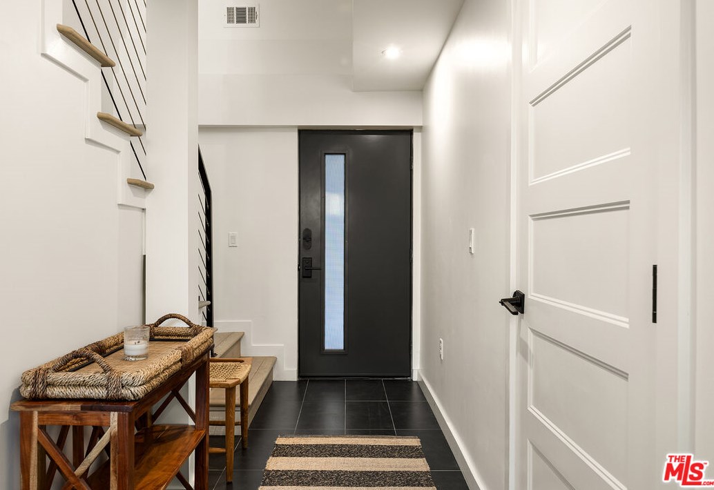 115 Manhattan Pl, Los Angeles, CA 90004-4057