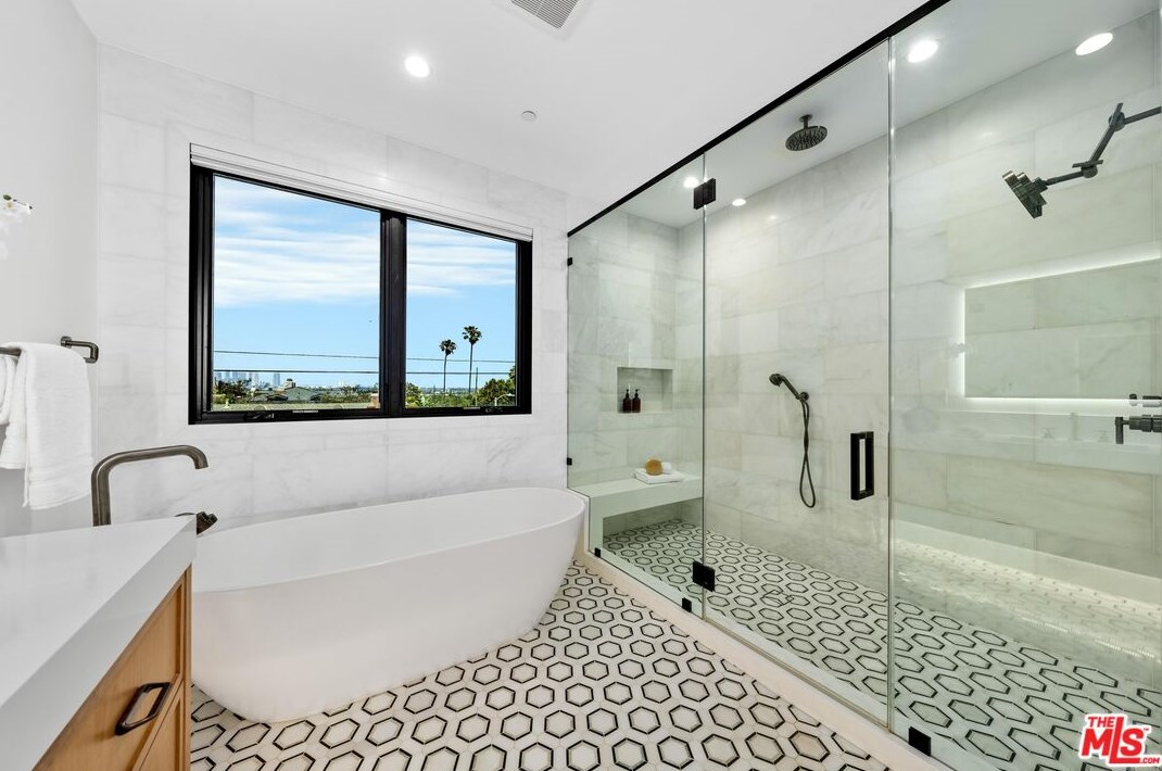 3170 Grand View Blvd, Los Angeles CA  90066-1027 exterior