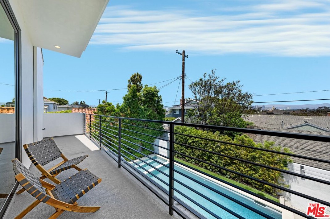 3170 Grand View Blvd, Los Angeles CA  90066-1027 exterior