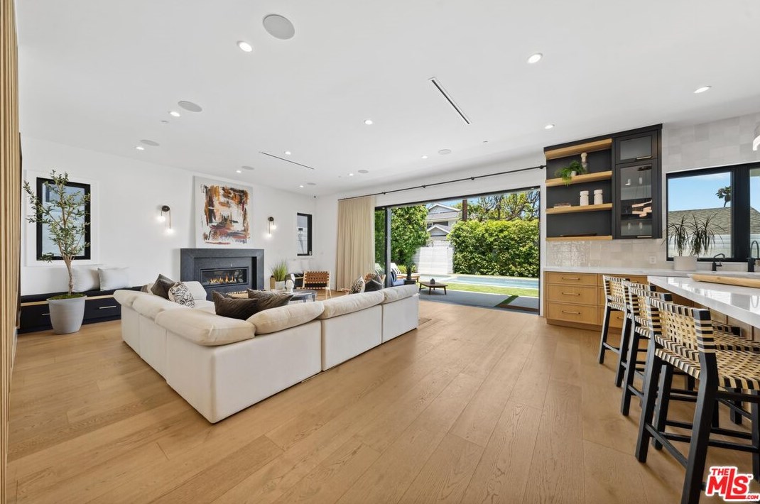3170 Grand View Blvd, Los Angeles CA  90066-1027 exterior
