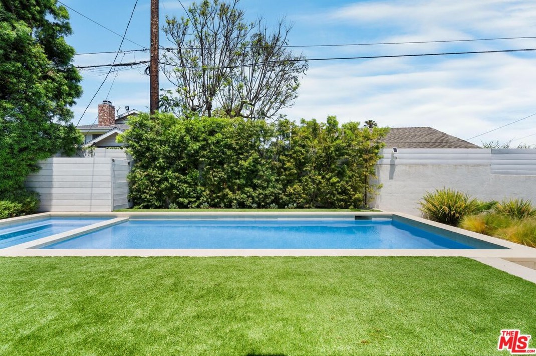 3170 Grand View Blvd, Los Angeles CA  90066-1027 exterior
