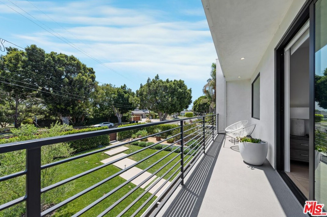 3170 Grand View Blvd, Los Angeles CA  90066-1027 exterior