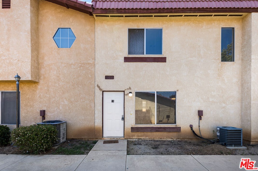 38000 17th St #13, Palmdale, CA 93550