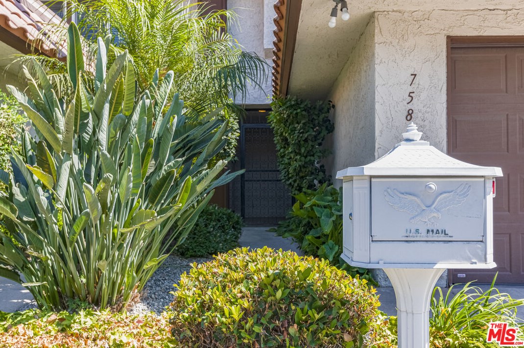 758 Galaxy Heights Dr, La Canada, CA 91011-1831