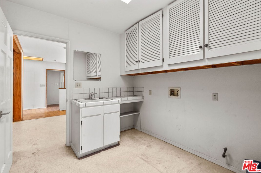 7819 Midfield Ave, Los Angeles CA  90045-3237 exterior