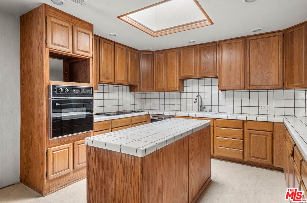 7819 Midfield Ave, Los Angeles CA  90045-3237 exterior