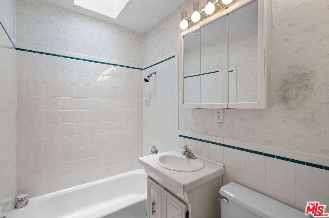 7819 Midfield Ave, Los Angeles CA  90045-3237 exterior