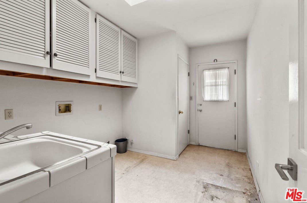 7819 Midfield Ave, Los Angeles CA  90045-3237 exterior