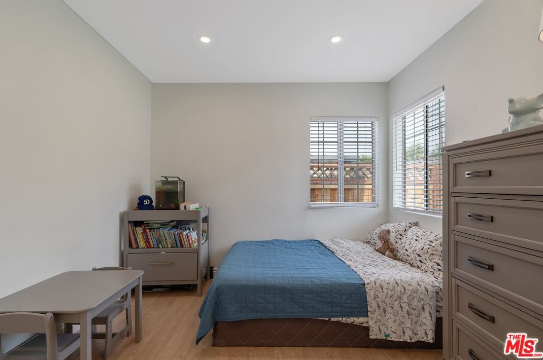 15220 Morrison St, Van Nuys CA  91403-1503 exterior