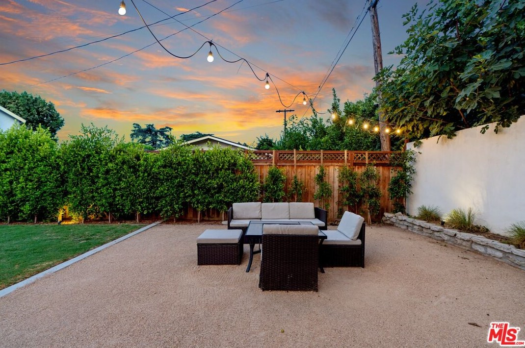 15220 Morrison St, Van Nuys CA  91403-1503 exterior