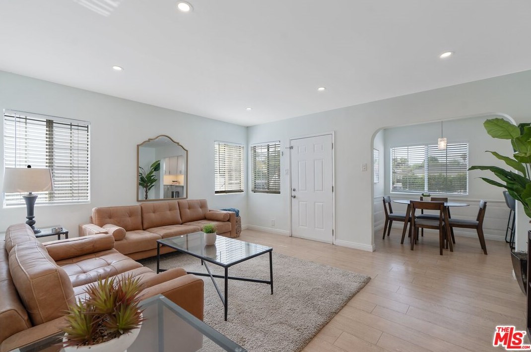 15220 Morrison St, Van Nuys CA  91403-1503 exterior
