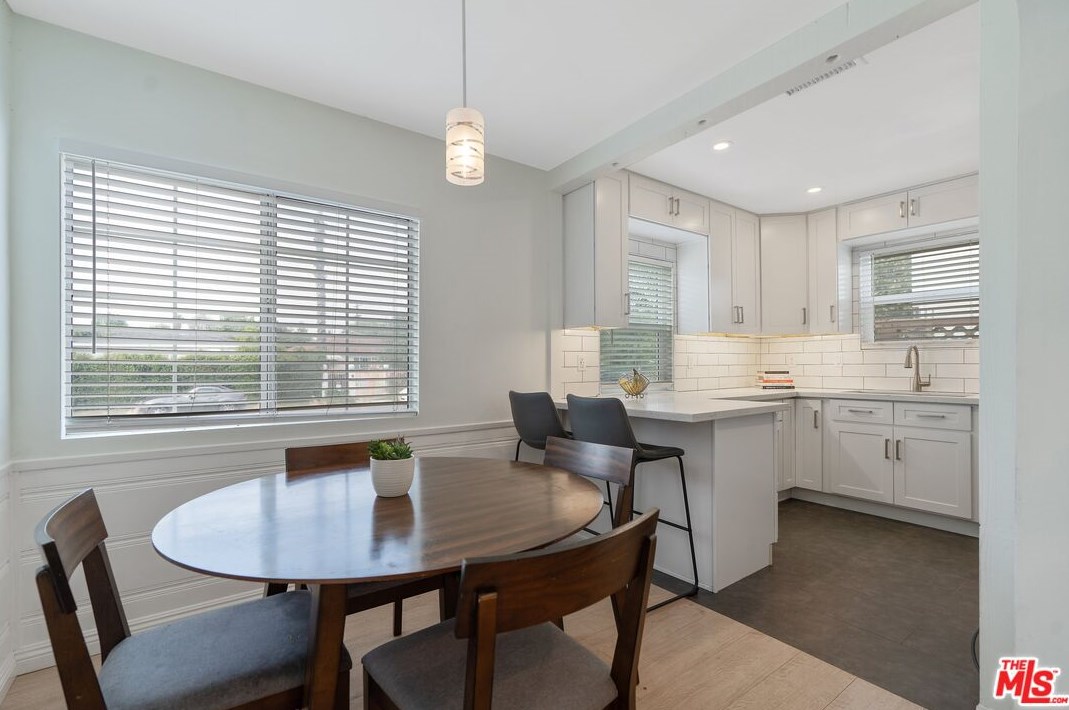 15220 Morrison St, Van Nuys CA  91403-1503 exterior